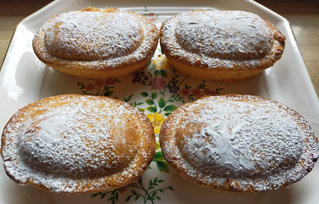 Pasticciotti leccesi dusted with sugar